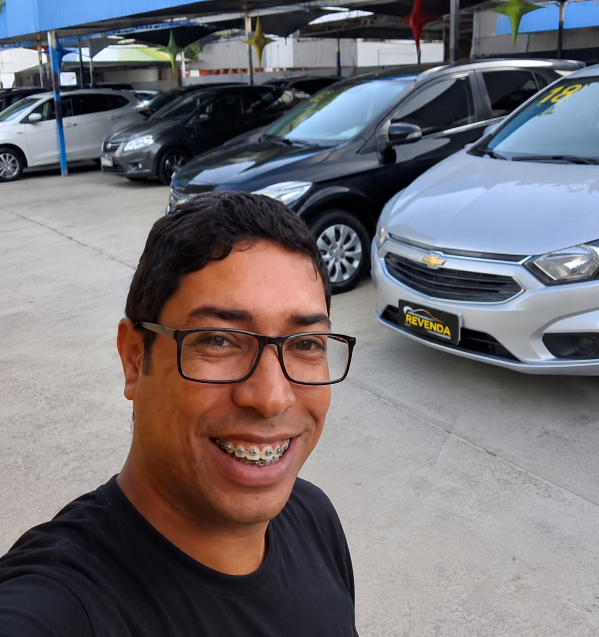 Responsável da revenda em pátio de veículos